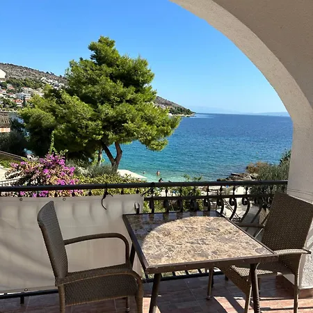 Villa Aequum Guest house Okrug Gornji