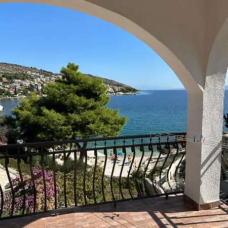 Villa Aequum Guest house Okrug Gornji