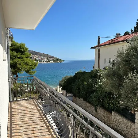 Villa Aequum Guest house Okrug Gornji